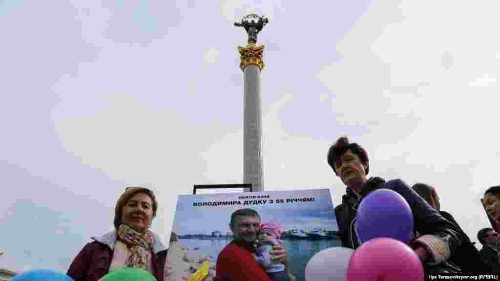 Фотографія Володимира Дудки з онукою. До арешту він дуже любив проводити з нею час