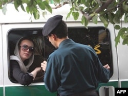 Iran - Polis "İslami geyim qaydaları"nı pozmuş qadını saxlayıb, Tehran, 2007