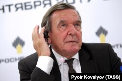 Ґергард Шредер, член правління «Газпрому» також головує у раді директорів російського нафтового гіганта «Роснєфть» під час брифінгу в Санкт-Петербурзі, 29 вересня 2017 року