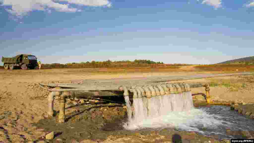 Біля труб на березі водосховища чергує боєць трубопровідного підрозділу