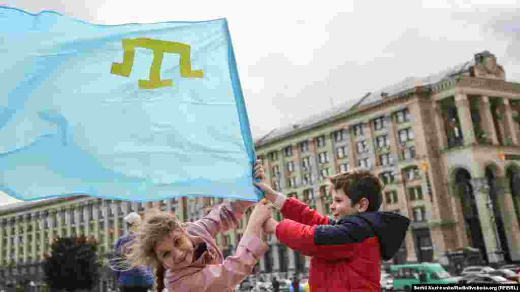 Перед початком акції пам&#39;яті центральними вулицями Києва здійснили автопробіг. Колона машин під кримськотатарськими прапорами проїхала містом