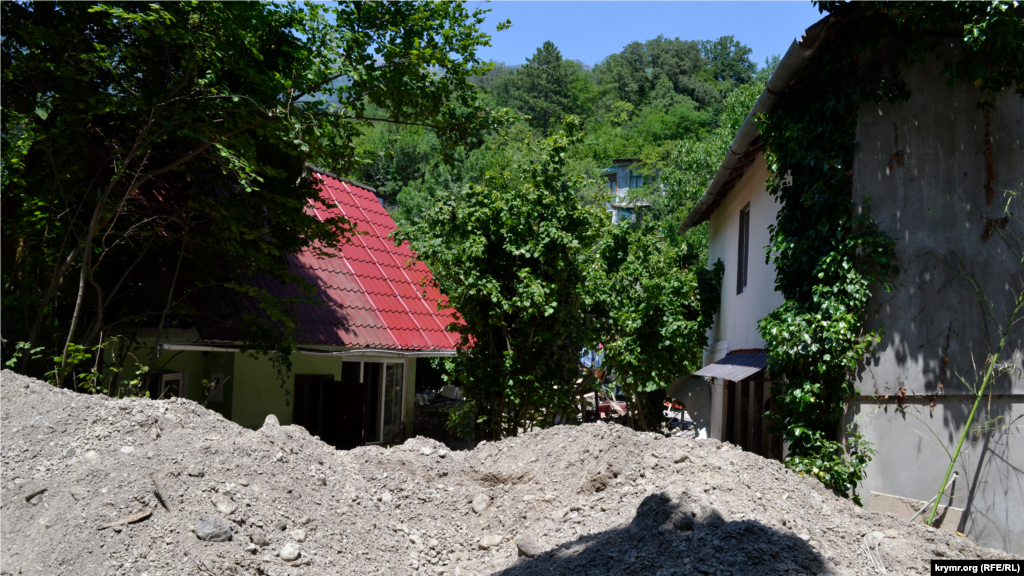 У цьому ж районі тривають пошуки жінки, яка вважається зниклою безвісти з 18 червня. Раніше голова російської адміністрації Ялти Яніна Павленко повідомила, що шансів виявити живою зниклу під час потопу жінку залишається все менше