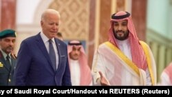 د عکس ښي لور ته د سعودي عربستان ولیعهد محمد بن سلمان او چپ لور ته د امریکا ولسمشر جو بایډن