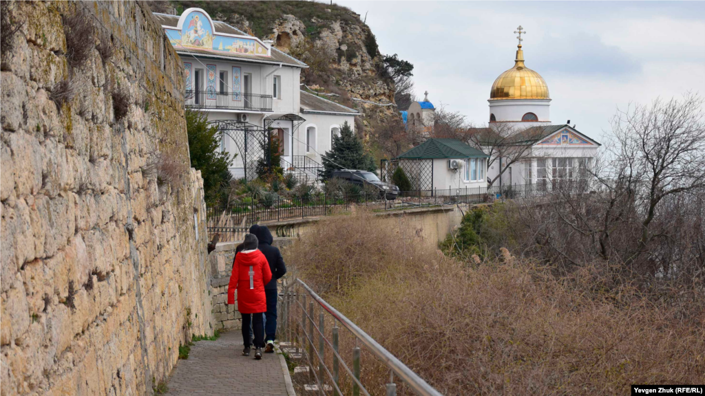 Спуск до адміральського дому йде вздовж старої підпірної стіни