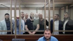 Фігуранти бахчисарайської «справи Хізб ут-Тахрір» і кримський адвокат Едем Семедляєв в залі Південного окружного військового суду. Ростов-на Дону, листопад 2019 року