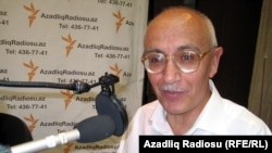 Yazıçı Rafiq Tağı AzadlıqRadiosunun studiyasında - 13 avqust 2010