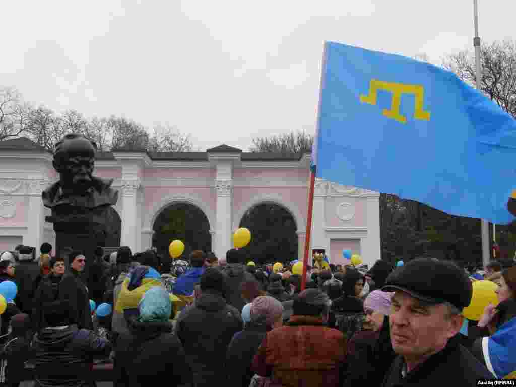 Ще одна акція протесту проти російської окупації пройшла в день народження українського поета Тараса Шевченка біля його пам&#39;ятника в Сімферополі.