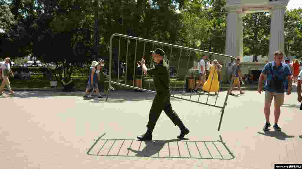 Російський солдат несе металеве загородження