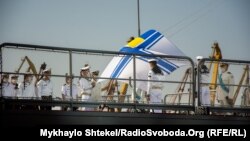 Прапор Військово-морських сил України здіймають на фрегаті «Гетьман Сагайдачний», День ВМС, липень 2020 року