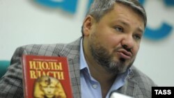 «Ресей монархиялық партиясы» жетекшісі Антон Баков «Идолы власти» кітабының шығуына арналған баспасөз мәслихатында отыр. Мәскеу, 16 қаңтар 2013 жыл.