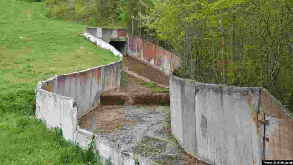 Із Тернівського ставка в село по жолобу тече річка Ай-Тодорка