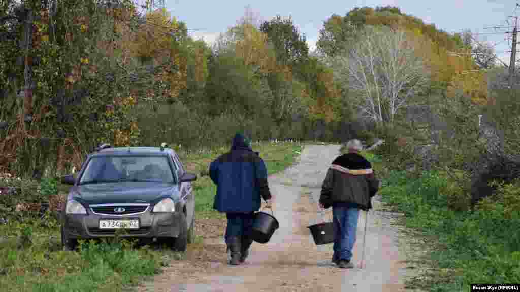 Грибники йдуть дорогою до лісу