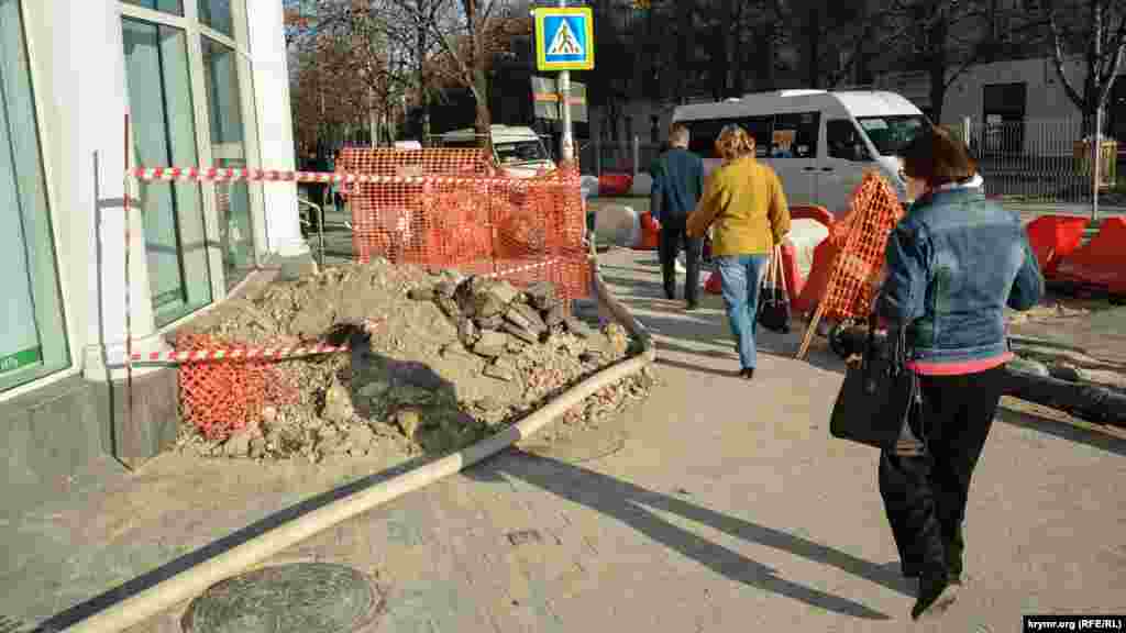 Пішоходи, які йдуть Великою Морською, уважно дивляться під ноги