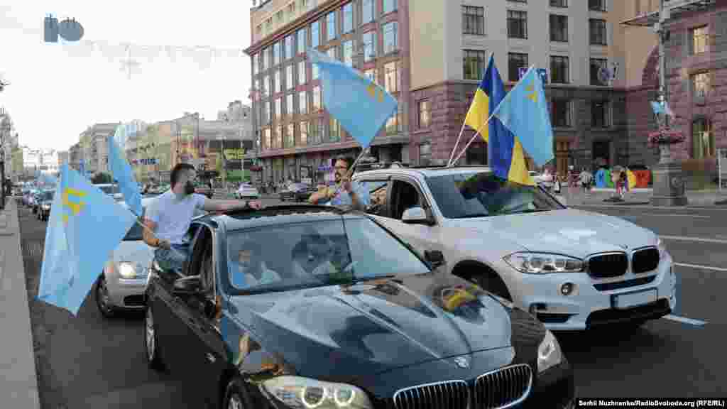 Учасники автопробігу слідують за патріотичною ходою в бік Майдану Незалежності