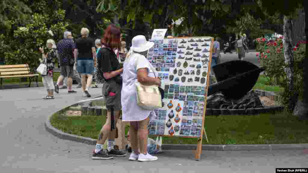 Всі охочі можуть купити сувеніри