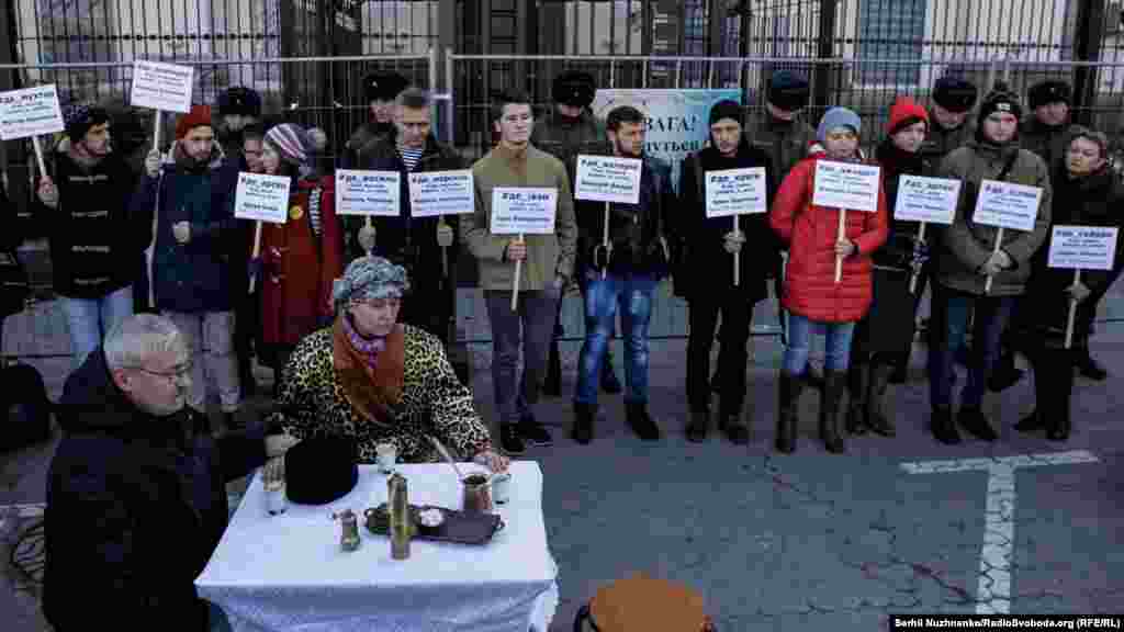 Жовтень 2016 року. Активісти влаштували перформанс, поставивши перед будівлею посольства стіл, за яким жінка і літній чоловік розливали каву в три чашки