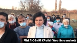 Стопкадр з відео, де жителі села Зарічне просять Володимира Путіна врятувати село від знесення