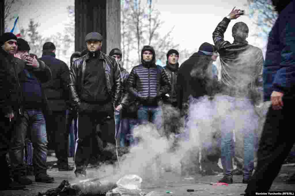 Сесія парламенту Криму мала початися о 15:00, але її відкриття відкладали через відсутність кворуму. Коли почалися зіткнення, депутати стали залишати парламент