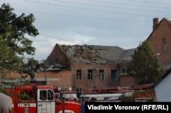 Обвалений дах спортзалу, де утримувалися заручники і пошкоджена покрівля школи. Беслан, 3 вересня 2004 року