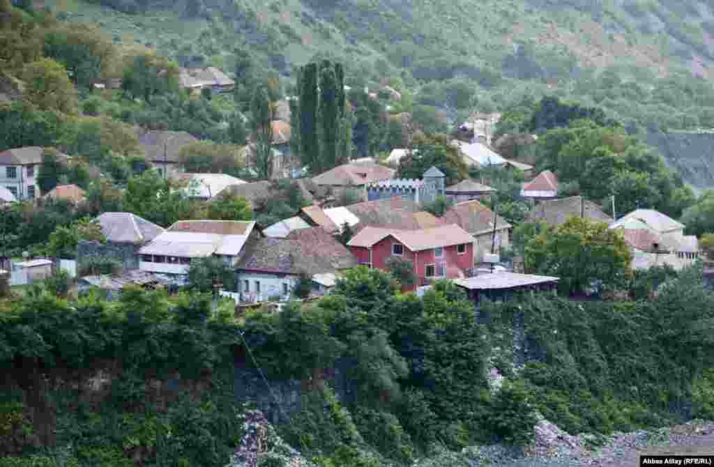 Bu kənd bir zamanlar Dağıstanın Saxur rayonundan köçüb gəlmiş saxurların və ətraf bölgələrdə yaşayan yerli camaatın İlisu adlı yerdə məskunlaşması nəticəsində yaranmışdır.