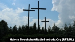 Хрести на місці вбивства 11 липня 1943 року 200 поляків у селі Павлівка Волинської області