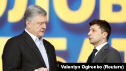 Петро Порошенко (л) та Володимир Зеленський під час дебатів перед другим турів виборів президента України