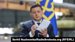 Зустріч президентів України і США відбудеться у Вашингтоні 1 вересня. На фото Володимир Зеленський занотовує запитання журналістів під час пресконференції у Києві. 20 травня 2021 року