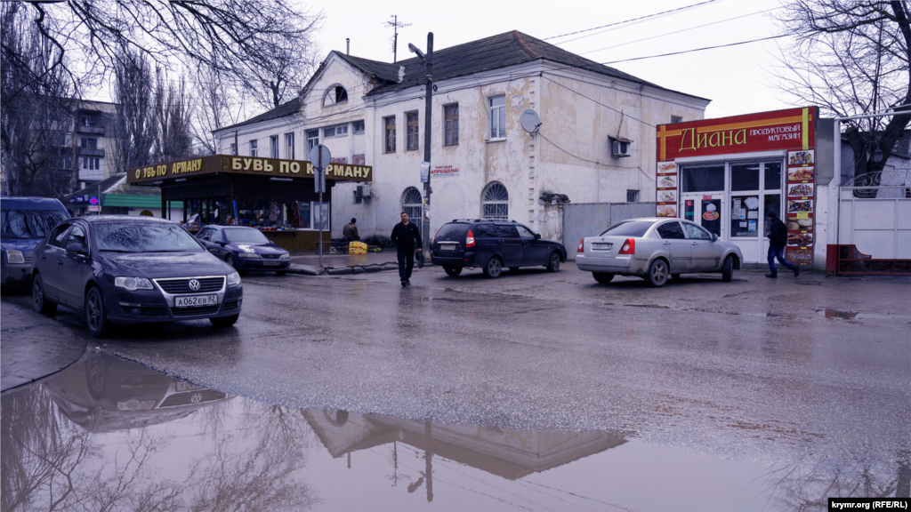 Перед воротами центрального сільгоспринку