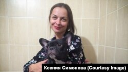 Художниця Ксенія Симонова з собакою куми