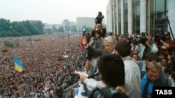 Виступ президента Росії Бориса Єльцина на мітингу в Москві, 20 серпня, 1991 року. На мітингу майорять і українські прапори, на передньому плані – синьо-жовтий прапор, а на задньому – червоно-чорний. Українці брали активну участь і в масових акціях у Москві, які, в кінцевому результаті, призвели до розпаду радянської імперії. Зокрема, із 1989 року в Москві діяла організація з назвою «ОУН-РУХ»