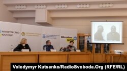 Тетяна Баранова, Денис Чернишов і Ольга Бажан під час презентації знахідки