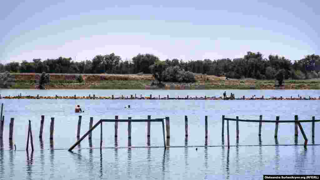 Завдяки високій концентрації мінеральних солей у воді, на її поверхні можна просто лежати