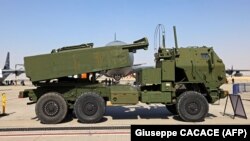 Американская ракетная установка M142 HIMARS на авиашоу в Дубае, ОАЭ, 15 ноября 2021 года