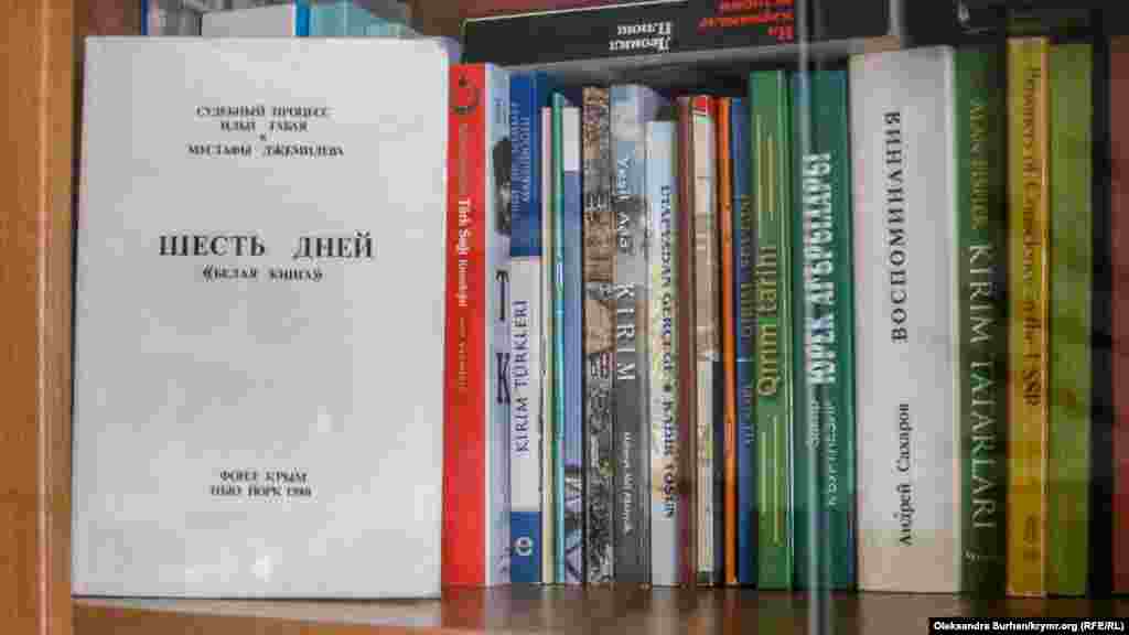 У книжковій шафі &ndash; література, яку Джемілєв не забрав із собою. Велика частина книг зберігається в його кабінеті, поверхом нижче