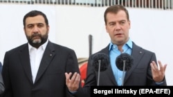 Rusiyanın keçmiş prezidenti Dmitri Medvedev (sağda) və Ruben Vardanyan, 2009-cu il