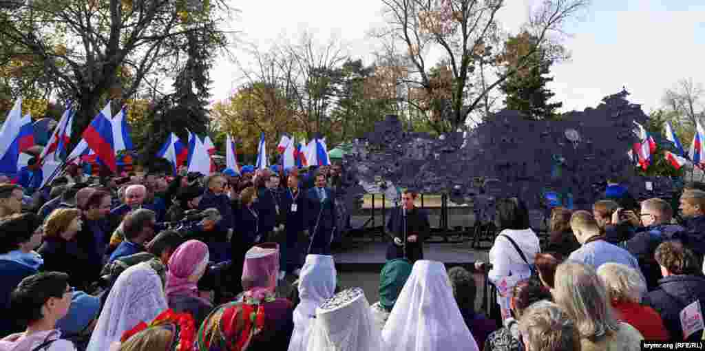 Конструкція є листом заліза завтовшки 8 міліметрів, завдовжки 10 метрів і заширшки 4 метри у вигляді стилізованої карти Росії, на якій прикріплені головні визначні пам&#39;ятки кожного з російських регіонів у мініатюрі. Також на карті &laquo;прикували&raquo; до Росії і анексований Кримський півострів