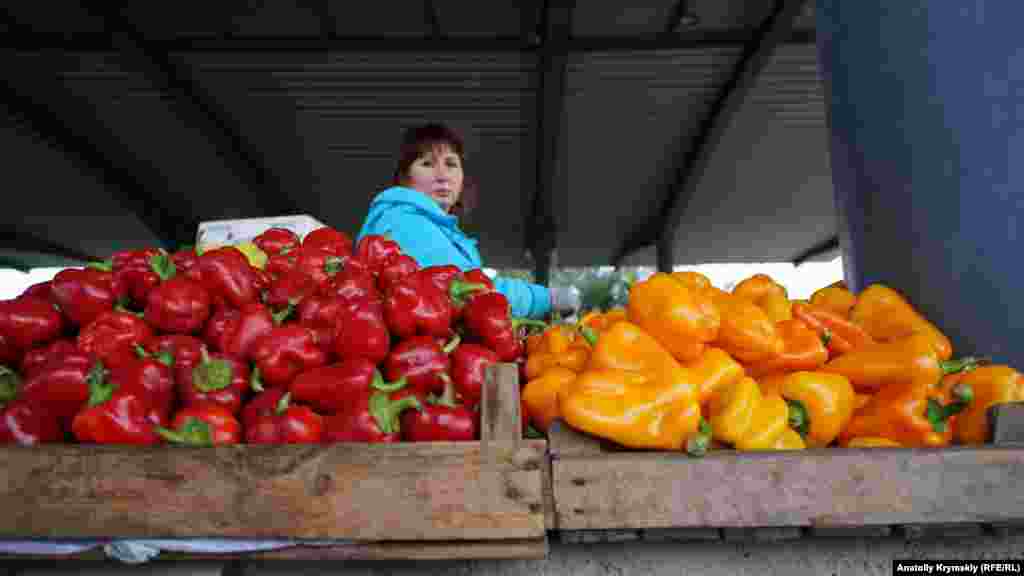 Продавчиня болгарського перцю