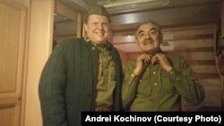 Андрей Кочинов (сол жақта) актер Александр Панкратов-Черныймен бірге. Брянск, 2 қазан 2017 жыл