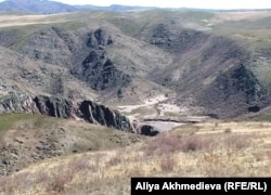 Бұзылған Қызылағаш су бөгетінің орны. Алматы облысы, 23 сәуір 2011 жыл. (Көрнекі сурет)