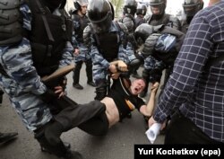 Поліція затримує учасника протесту, Москва, 12 червня 2017 року