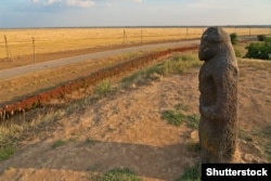 Давня кам’яна статуя жінки в «Асканії-Нова»