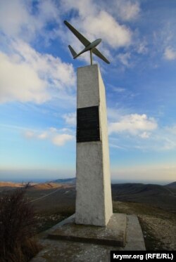 Пам'ятник планеристам на Узун Сирт