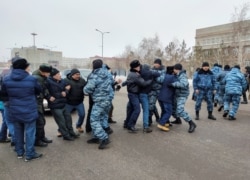 Полиция жасағы Дулат Ағаділдің қазасынан кейін наразылық білдіріп, ішкі істер министрлігінің алдындағы жолға шыққан азаматтарды әкетіп жатыр. Нұр-Сұлтан, 25 ақпан 2020 жыл.