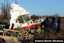 Робітники розбирають уламки збитого «Боїнга» рейсу MH17, 20 листопада 2014 року