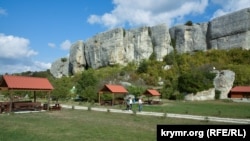 Біля підніжжя Ескі-Кермен, Крим