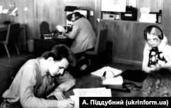 Київське бюро Радіо Свобода, 1992 рік. На задньому плані в навушниках керівник Української редакції Радіо Свобода Роман Купчинський, а на передньому плані журналісти Максим М’якенький і Марина Остапенко. Фото А. Піддубного. Із фондів «Укрінформу»