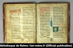 Реймське Євангеліє – його кирилична частина (текст ліворуч) є пам’яткою української мови XI–XIІ століть. Написана, ймовірно, в київському скрипторії при Софійському соборі. Другий уривок (текст праворуч), написаний глаголицею в XIV столітті, походить із Хорватії. Нині Реймське Євангеліє зберігається в бібліотеці Реймса