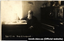 Михайло Грушевський після гетьманського перевороту (в помешканні студенток Суличич). Київ. 1 травня 1918 року. Фотолистівка накладом Музею визвольної боротьби