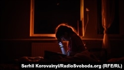 Дівчинка-переселенка у дитячому волонтерському таборі під Києвом, січень 2015-го