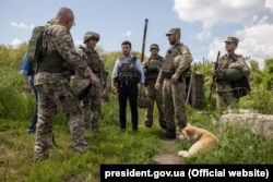 Справжній конфуз стався з начальником Генштабу Хомчаком – він одягнув бронежилет задом наперед